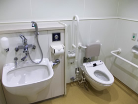 左：オストメイト対応トイレ　右：温水洗浄便座