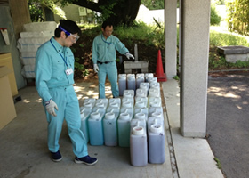 産業廃棄物処理業者への研究系液体廃棄物の引き渡し