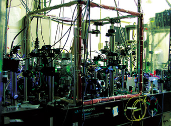2003年に初めての実証実験で使用した光格子時計システムの写真