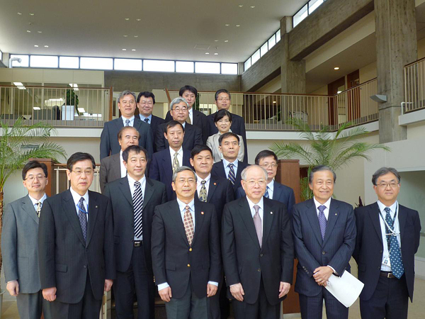 Image of President and visitors from Chinese universities