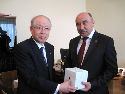 Image of President Noyori exchanging a gift with Rector Ilshat Gafurov