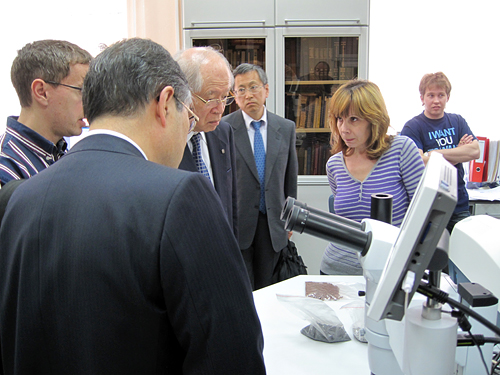 President Noyori visiting the Institute of Chemistry