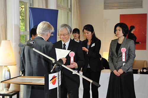 Image of Dr. Yamamoto receiving the award