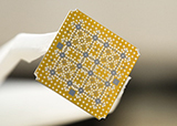 理化学研究所で開発している超伝導量子コンピュータ回路チップの写真