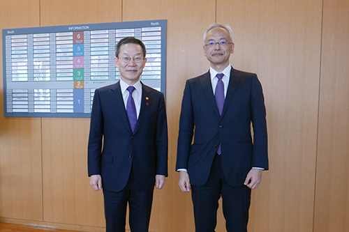 photo of Minister Lee Jong Ho, RIKEN Center for Quantum Computing Director Yasunobu Nakamura