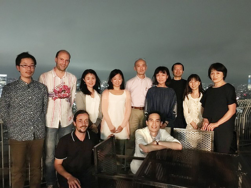 風間チームリーダー、塩崎研究員と知覚神経回路機構研究チームのメンバーの写真