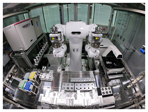 人間の代わりに実験をするヒューマノイドロボットと周辺機器の図