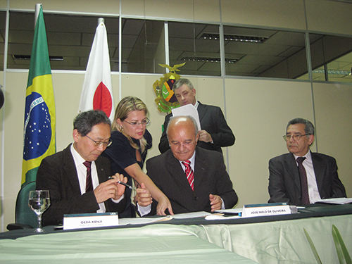 Image of Oeda signing the agreement