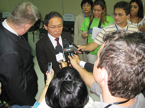 協定調印後の地元メディアの取材に応える大江田理事の写真