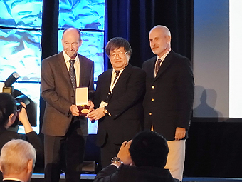 Image of Sugiyama receiving the award