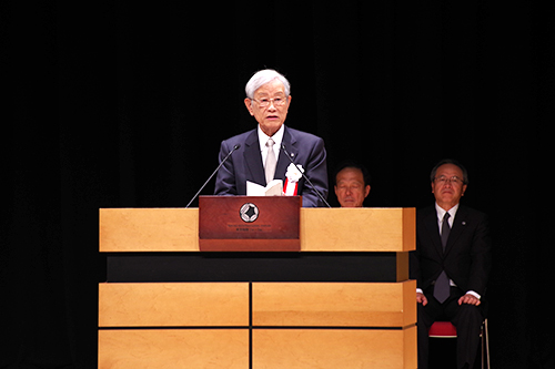 式辞を述べる松本理事長の写真