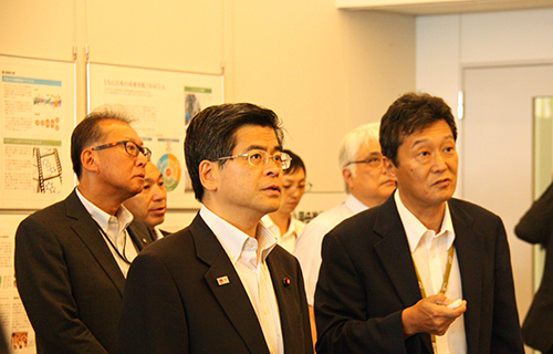 放射光科学研究センターの田中均副センター長から説明を受ける石井大臣（SACLA　加速器棟にて）の写真
