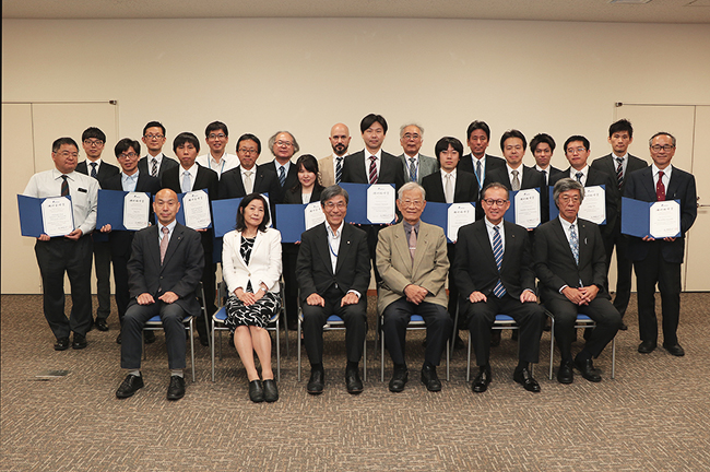 Photo of the awardees and executive directors