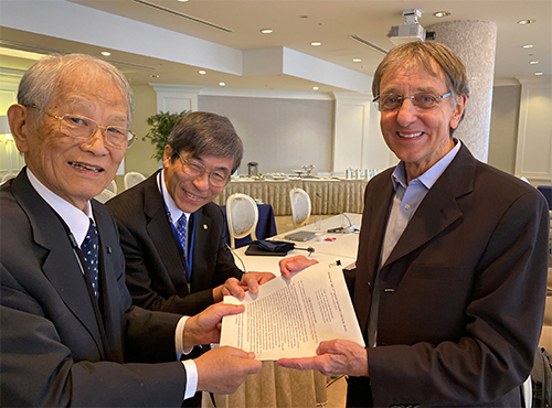 Photo of the handing over of the report
