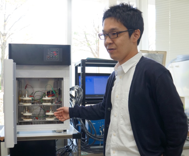 picture of Nakamura at his lab