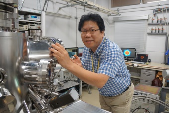 Image of Yousoo Kim at his lab