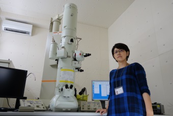 Picture of Yonekura with electron microscopy