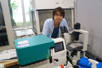 Image of Itoshi Nikaido in the lab