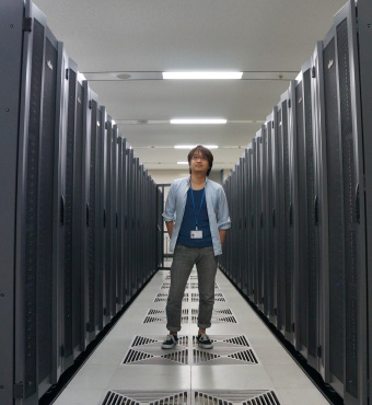 Image of Itoshi Nikaido at a computer room