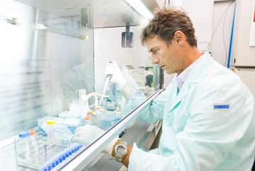 picture of Piero Carninci at his lab