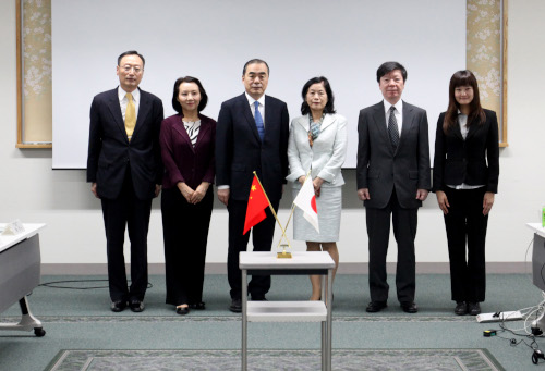 Photo of the ambassador with embassy people and RIKEN staff