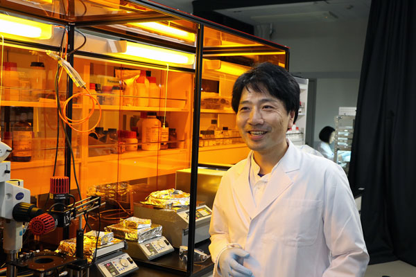 Image of Shintaku in his lab