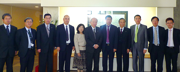 Group photo of visitors and President