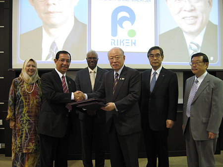 Image of Dr. Jegathesan and President Noyori shaking hands