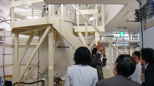 大阪大学蛋白質研究所にNMRが移設される研究室の写真