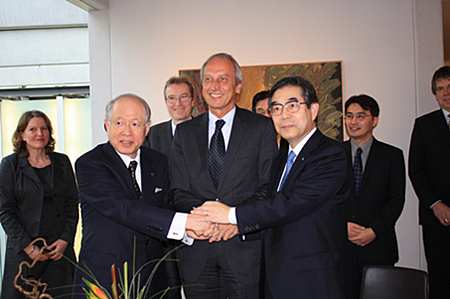 Image of the people signing the Memorandum of Understanding