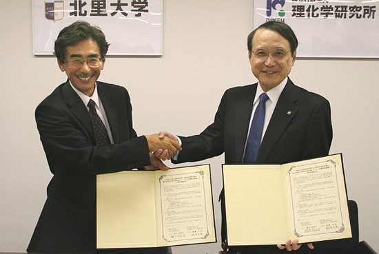 Image of Ogata and Hayashizaki shaking their hands