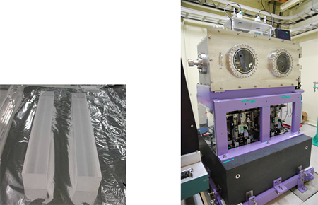 1マイクロメートル集光を実現する超平坦ミラー本体（左）およびミラー調整機構（右）の図