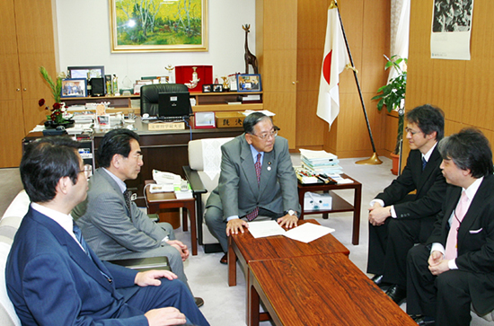 山内文部科学副大臣と科学技術賞受賞者の写真