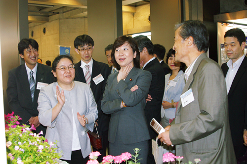 Image of Abe talking to the minister