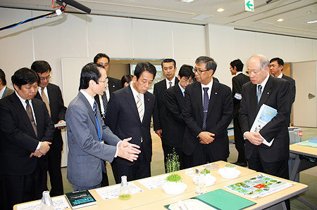 川端文部科学大臣の理研BRC視察時の様子