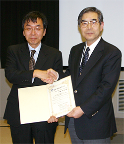 伊藤幸成 主任研究員と玉尾皓平基幹研究所長の写真