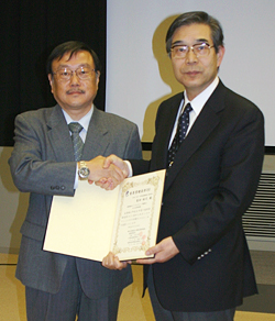 長田裕之 施設長と玉尾皓平 基幹研究所長