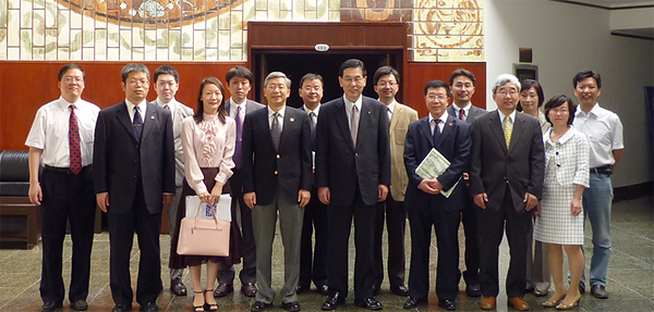 Group photo of participants of the signing ceremony at XJTU