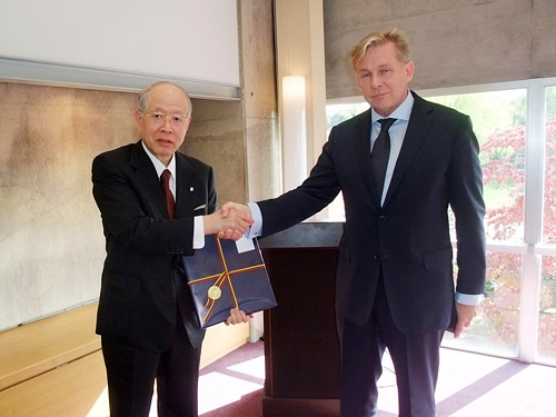 野依良治理事長とアズバリス外務大臣の写真