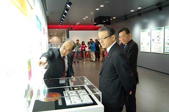 渡邊プロジェクトリーダー、平尾機構長と中川大臣の写真