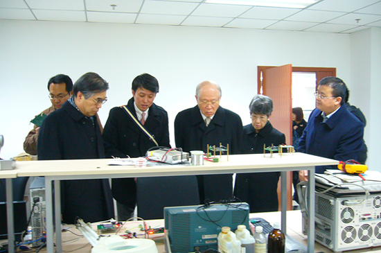 Image of a scientist explaining to President Noyori