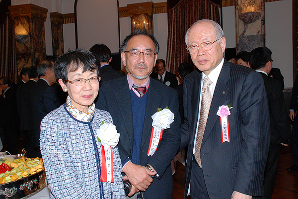Image of Dr. Yamazaki and President Noyori