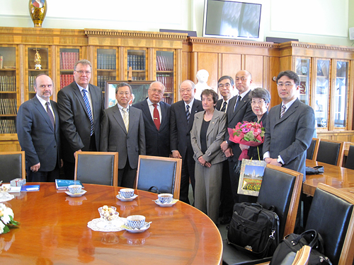 Image of President Noyori visiting Moscow State University Rector