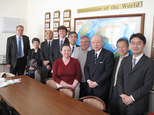 Image of President Noyori visiting the Department of Physics