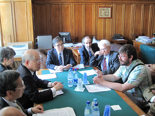 Image of President Noyori visiting the Department of Chemistry