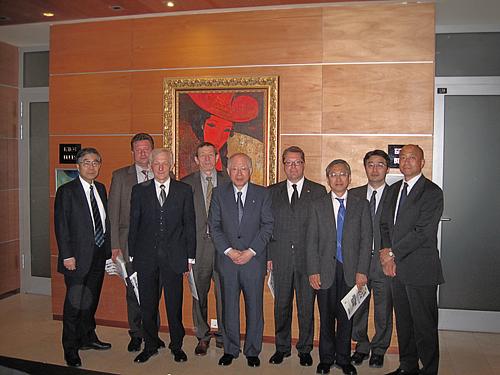 Group photo of President Noyori and representatives