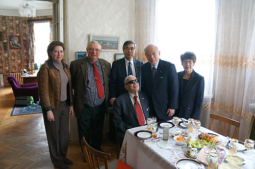 Group photo of President Noyori and representatives