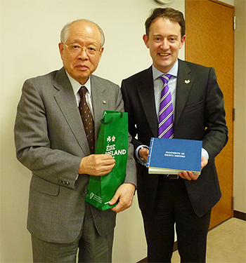 Image of President Noyori exchanging commemorative