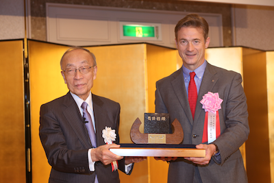 写真：井村裕夫 島津科学技術振興財団理事長(左)、カルニンチ 副センター長