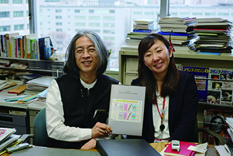 玉木明主任切手デザイナー（左）と林智恵子係長の写真